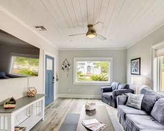 5 Mi to Dtwn: Bright Home w/ Yard in Pensacola! - Pensacola - Living room