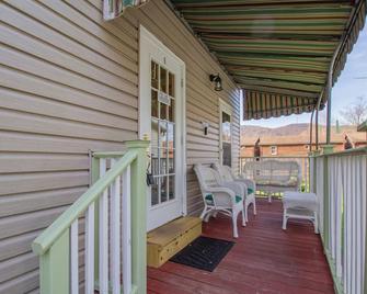 Stay In Ohiopyle in the center of town by the GAP trail - Farmington - Balcony