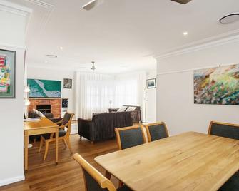 White Beach - Main House - Terrigal - Essbereich