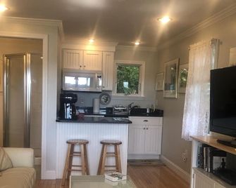 Westport Ma - Beautiful Waterfront Cottage Walk to Vineyard - Westport - Kitchen