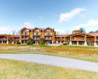 Second-floor hotel-style condo with fast WiFi, central AC, & kitchenette - Wisconsin Dells - Building