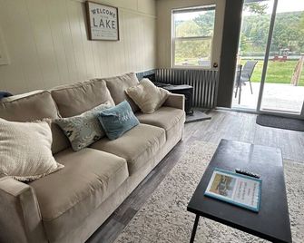 Rushford Lake Waterfront Lake House with Private 50' Waterfront and Dock. - Caneadea - Sala de estar