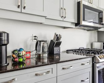 Luxurious and Beautiful, Barrie - Barrie - Kitchen