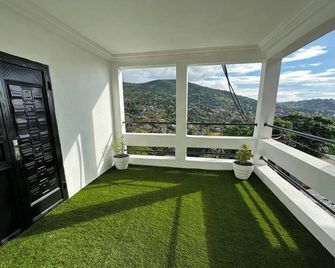 3 Bed Apartment Sleeps 6 - Ensuites Parking Wifi - Freetown - Balcony