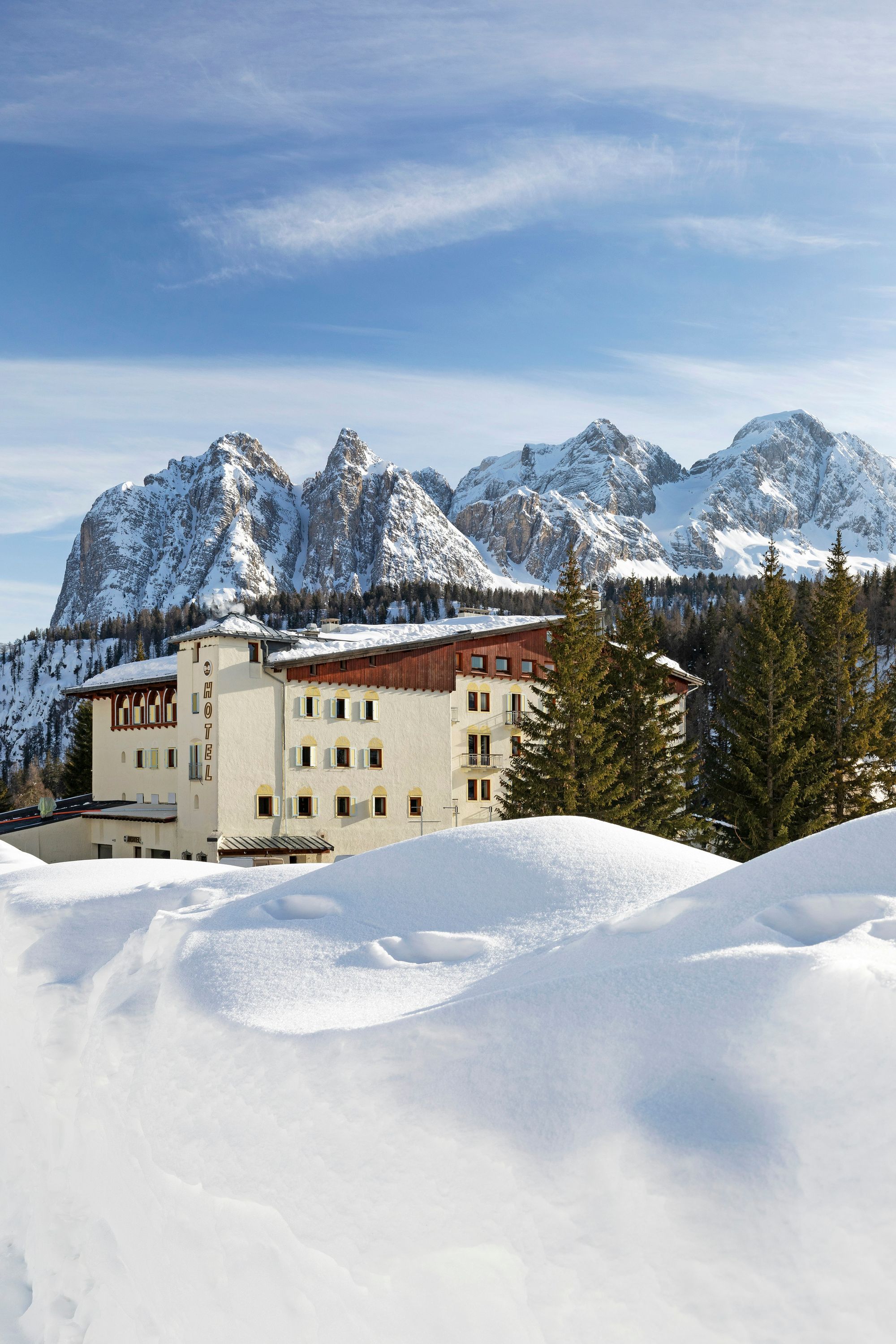 B&B Hotel Passo Tre Croci Cortina - קורטינה ד'אמפצו - בניין