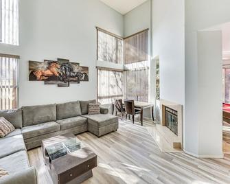 13 Mi to Dtwn Riverside: Socal Family Home! - Corona - Living room