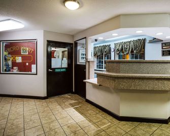 Ramada by Wyndham Sioux Falls - Sioux Falls - Front desk