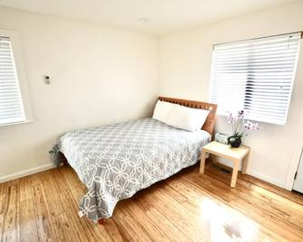 Upscale Studio W/Bath+kitchen. Stanford, Faceb00k, G00gle, Amaz0n - East Palo Alto - Bedroom