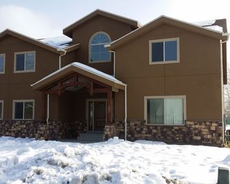 Newer 2000 Plus Sq Ft Apartment Bring Your Pets And Toys - Woods Cross - Gebäude