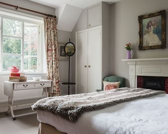 A sudeley castle cottage that sleeps 6 guests in 3 bedrooms - Winchcombe - Bedroom