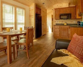 West Glacier Cabin Village - ווסט גלשייר - חדר אוכל