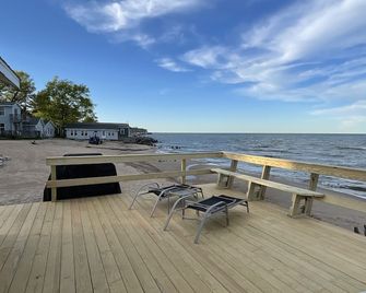 2 bedroom cabin with large private deck. Right on Lake Huron! - Oscoda - Beach