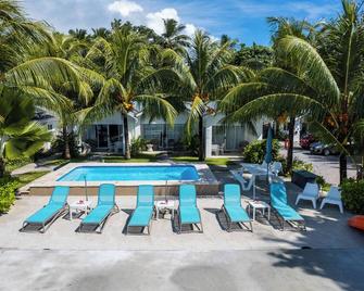 Le Nautique Beachfront Apartments - Anse Royale - Piscina