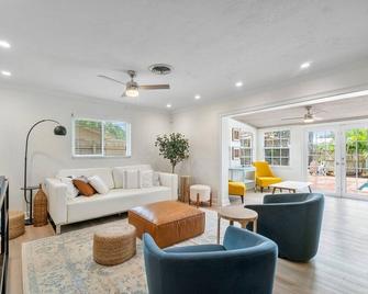 Chic Coastal - Heated Pool per request, Near PGA & Everything! - Palm Beach Gardens - Living room