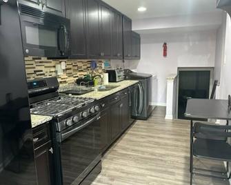 Mojy's home ready to serve you. A quiet and peaceful house and a nice landscape. - Rockville - Kitchen