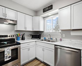 Downtown Verona Hideaway 2 - Verona - Kitchen