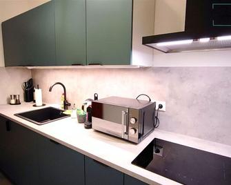 Homely Stay Serenity Greens - Stylisch Studio-Apartment With Kitchen - 15 Min from Central Station-Pet Friendly - Múnich - Cocina
