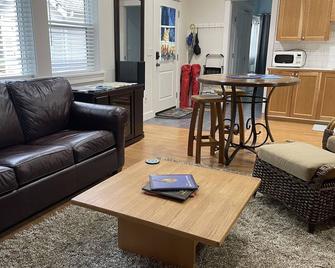 Country Blue is close to forest trails and beach - Qualicum Beach - Living room