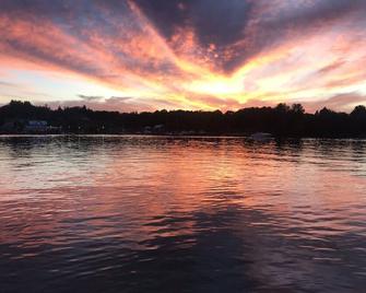 Four Seasons Cottage At Ironton Shore Farms Lake Charlevoix - East Jordan - Playa