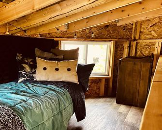 Immerse yourself with nature at this unique living tree-treehouse! - Brooklyn