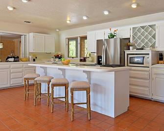 7000 sqft house on 5 acre with pool and indoor basketball/Raquetball court - Copperas Cove - Кухня