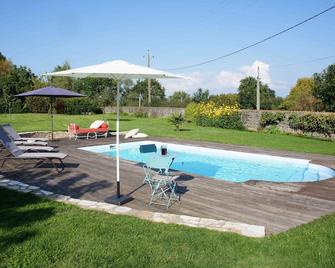 Vacation cottage with pool located in quiet village surrounded by nature - Fours - Piscina