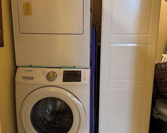 “2026 FIFA World Cup Seattle, near stadium and lite rail. Beautiful 2-bedroom - Seattle - Laundry facility