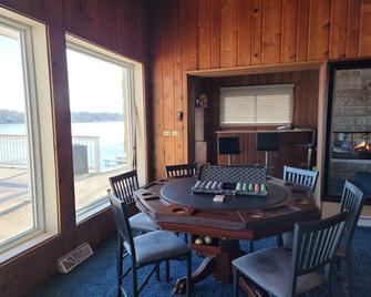 Large lake house w/ lake access, boat house, great for family vacations, boating - Decatur - Dining room