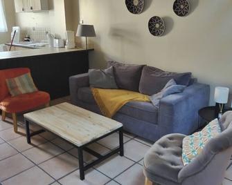 A loft feel for this charming, quiet apartment in a seaside village - Marsilly - Living room