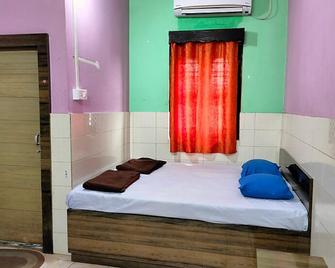 Goroomgo Central Guest House Agartala - Agartala - Bedroom