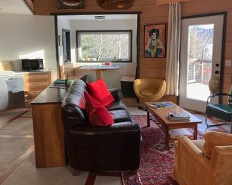 Grain Bin House in the Heart of Philipsburg - Philipsburg - Living room