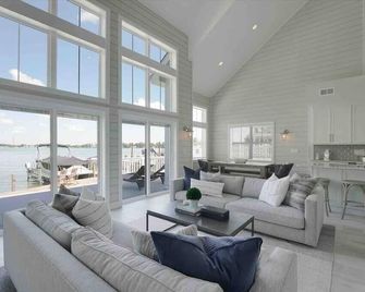 Stunning 3BR Waterfront home on Buckeye Lake - Thornville - Living room