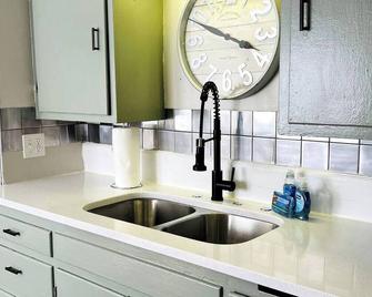 2 Bedroom Near Bp Refinery - Hammond - Kitchen