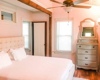 Modern Farmhouse By Chiefs 5min Away! 75' Tv, Right Off I-435 Book Now! - Kansas City - Sovrum