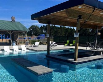 Secluded Woodland Glamping Retreat with Campfire Nights in Oxford, Wisconsin - Oxford - Piscina