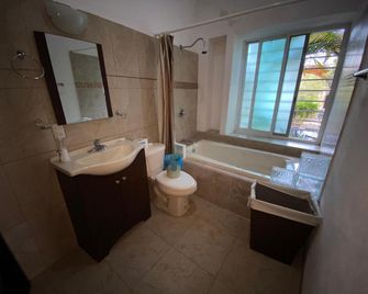 Chacala Arrecifes 1 para 2 con Aire Acondicionado a solo 50 mts de la Playa ARF1 - Chacala - حمام