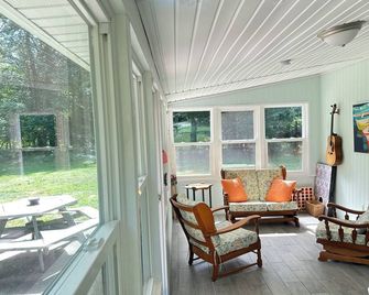 River Dream Cottage - Located minutes from Downtown Ludington & Lake MI Beaches - Ludington - Living room