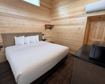 Charming 2-bedroom cabin #108 with AC, Wi-Fi in lovely Moab - Moab - Bedroom