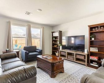 Spacious, New Home With Gorgeous Edison Patio - San Antonio - Stue