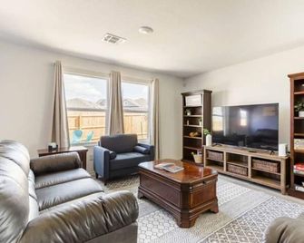 Spacious, New Home With Gorgeous Edison Patio - San Antonio - Living room