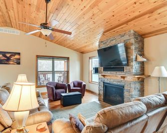 6 Mi to Dtwn Pella: Riverfront Cabin w/ Game Room! - Пелла - Вітальня