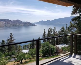 The Blue Horizon Suite - 1Bedroom 1 Bathroom with amazing lake and mountain view - Peachland - Balcony