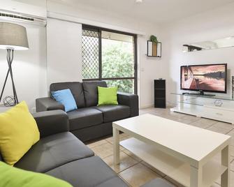 Spacious corp & family friendly, new reno, close to shops/eateries, free wifi - Mildura - Living room