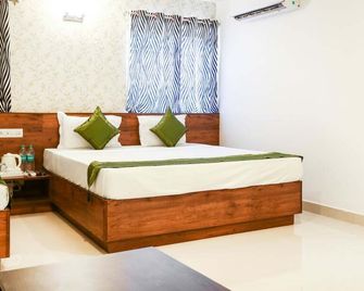 Treebo Comforts Inn, University Road Deralakatte - Ullal - Bedroom