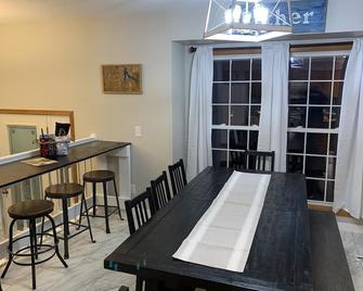 Large lake home 1/2 mile from boat ramp and courtesy dock on Stockton Lake - Stockton - Dining room