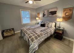 Remodeled Cottage With Sunroom - Manchester - Bedroom