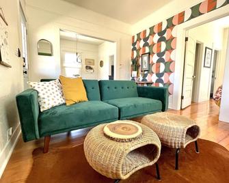 Downtown Suite Across the Street - Prescott - Living room