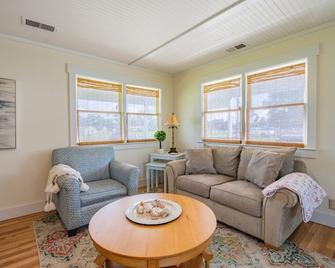 10 Minutes to Manteo and 10 minutes to the beaches of Nags Head! - Wanchese - Living room