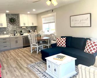 Guest Suites 1998 #2 - Restful 1 bedroom 1 bath Suite - Idaho Falls - Living room