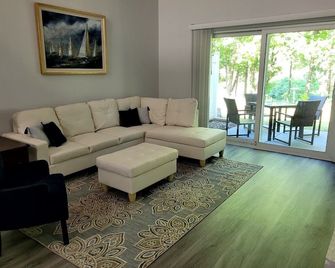 Natures Get-A-Way in Historical Excelsior - Excelsior - Living room